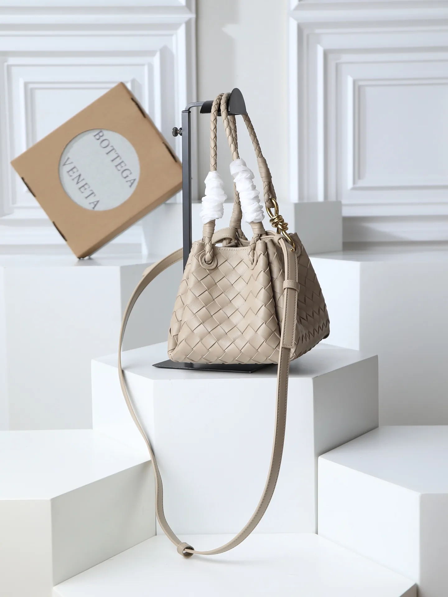 1250. Home B has a new product! Andiamo combines archive parachute handbags to inherit retro elements and integrate modern trends. The same style as Shu Qi's Night in Beijing. It is a continuation of the classic bag. It has three functions: hand carry, shoulder and cross-body. It is embellished with metal brass knot buckles. It is small and has an amazing capacity. It can easily hold all kinds of daily necessities with a box, sunglasses, small bottle, water powder, charger, and the upper body is versatile. Style number: 796569 Size: 21*17*16.5cm